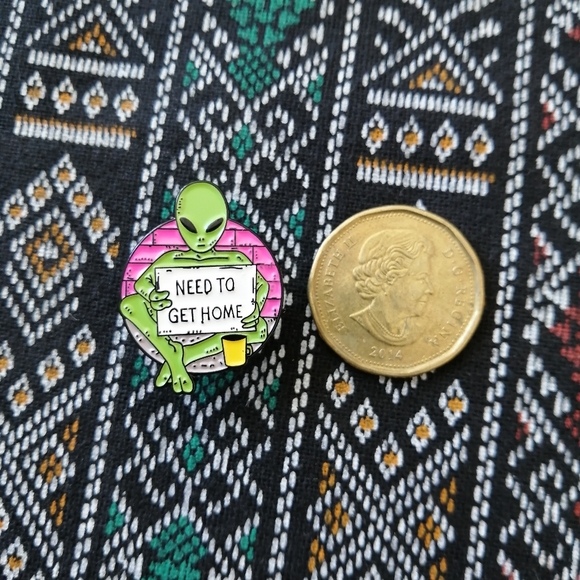 📍2/20$ Stray Alien Begging Enamel Pin NWOT - Picture 2 of 5